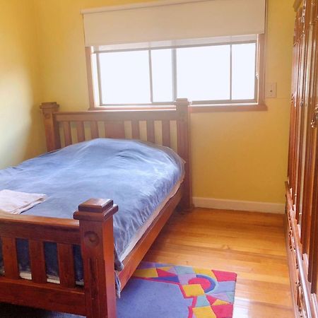 A Single Room Near The Railway Station Melbourne Exteriör bild