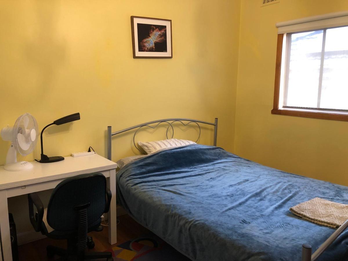 A Single Room Near The Railway Station Melbourne Exteriör bild