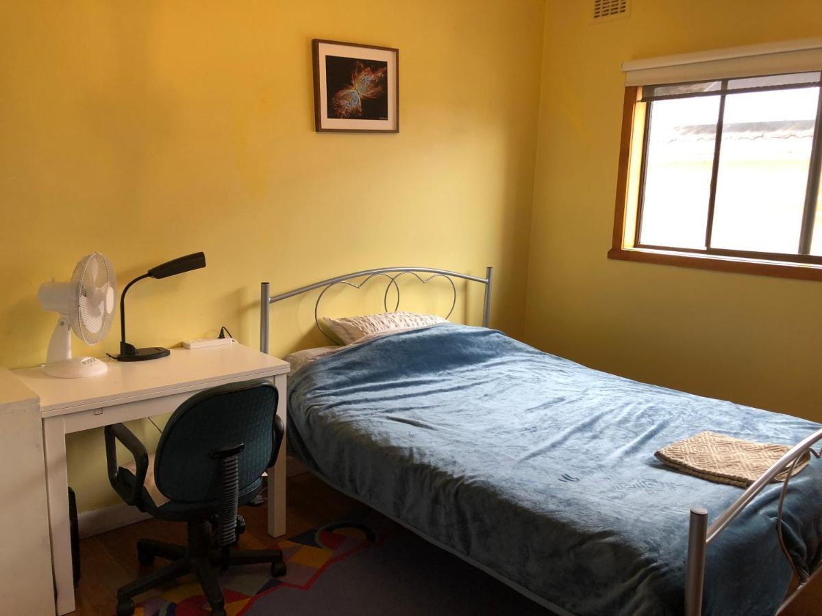 A Single Room Near The Railway Station Melbourne Exteriör bild