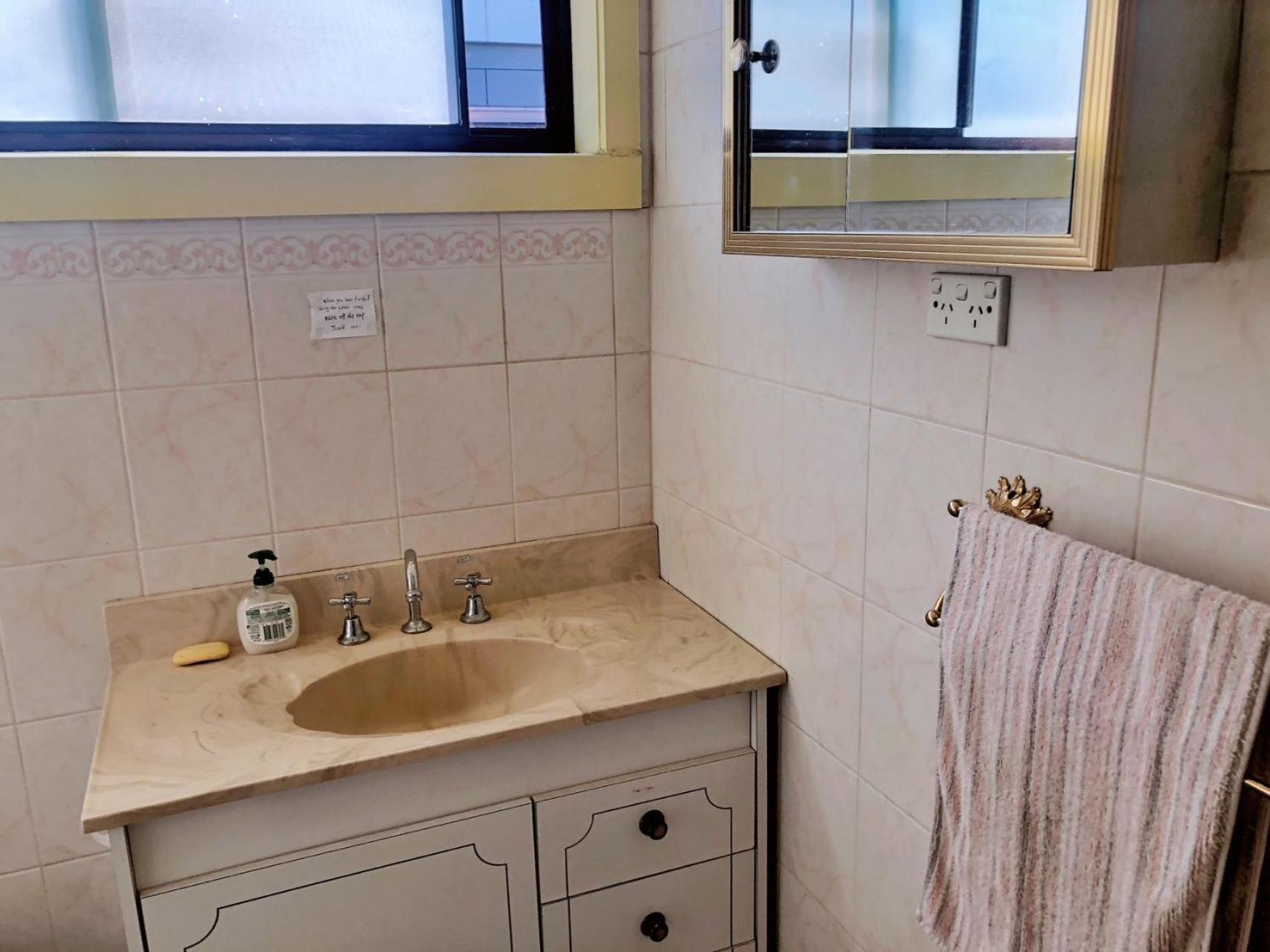 A Single Room Near The Railway Station Melbourne Exteriör bild