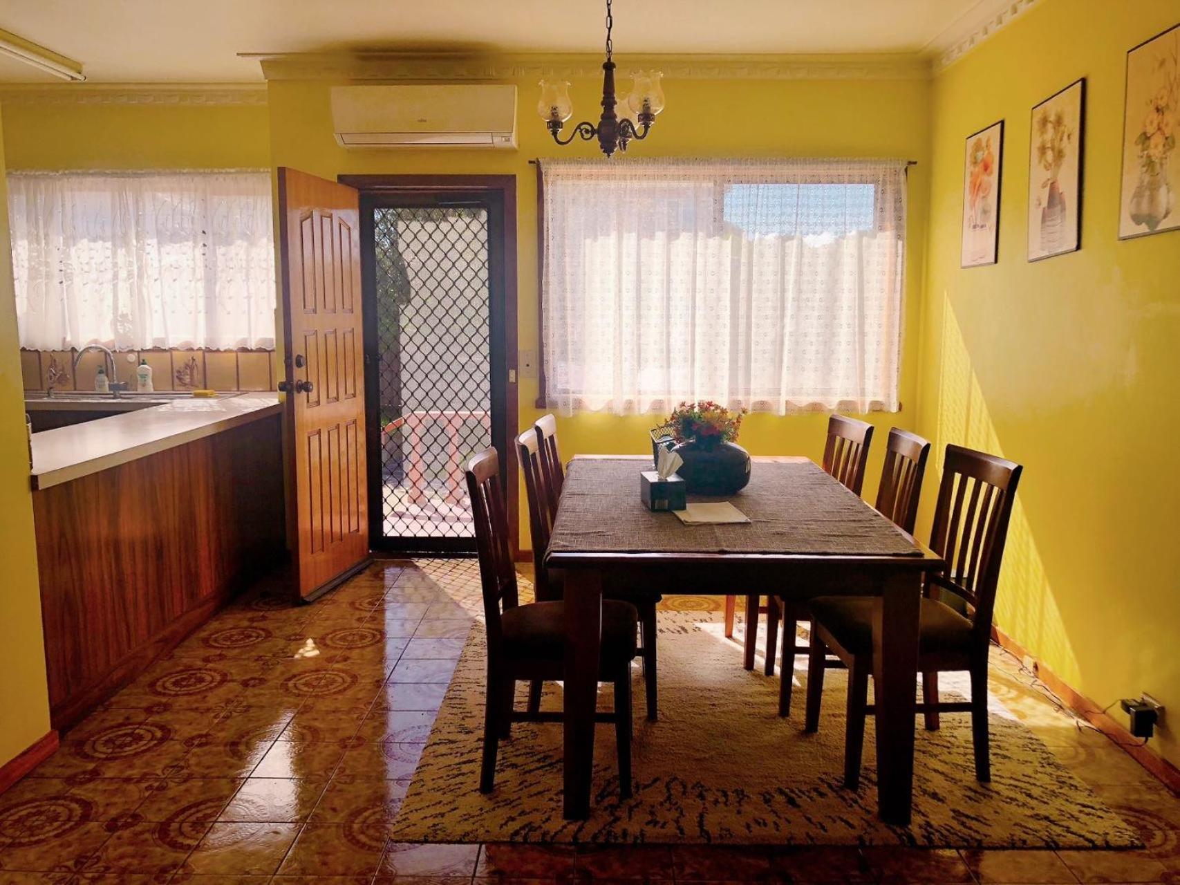 A Single Room Near The Railway Station Melbourne Exteriör bild