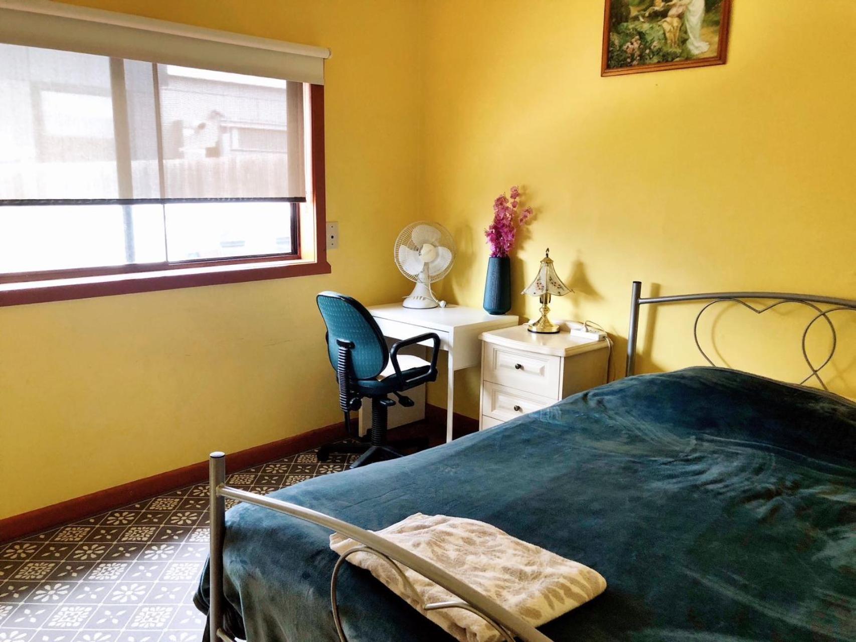 A Single Room Near The Railway Station Melbourne Exteriör bild